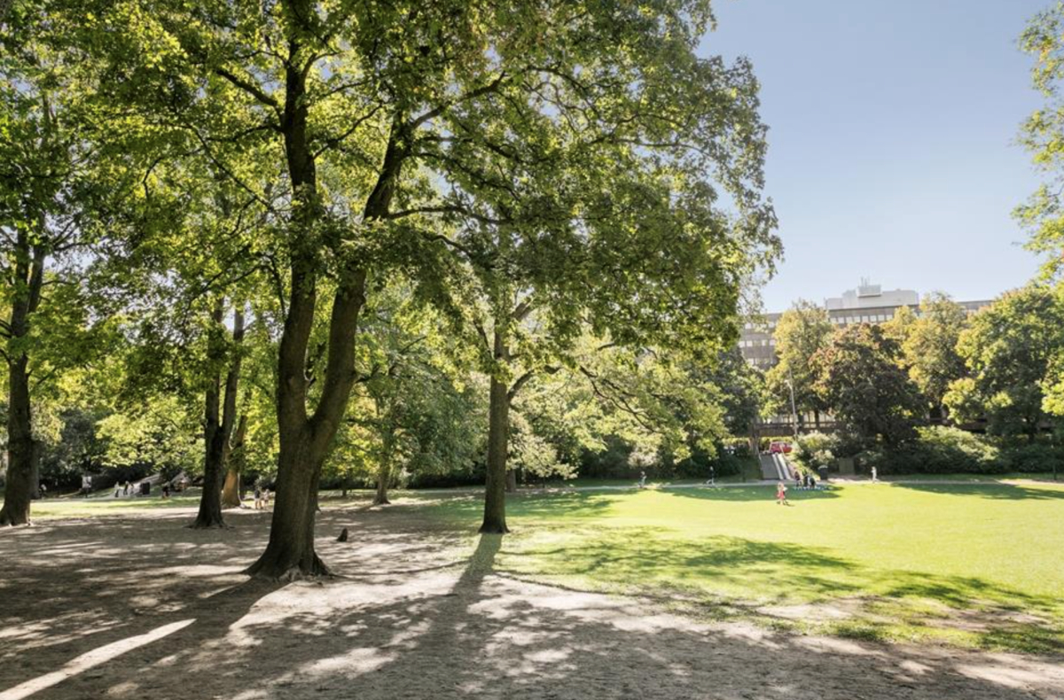Högst upp i huset med balkong i sydväst