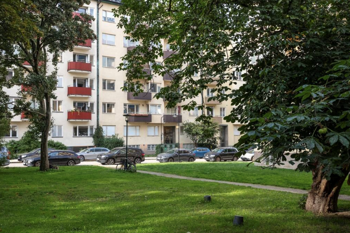 Högst upp i huset med balkong i sydväst