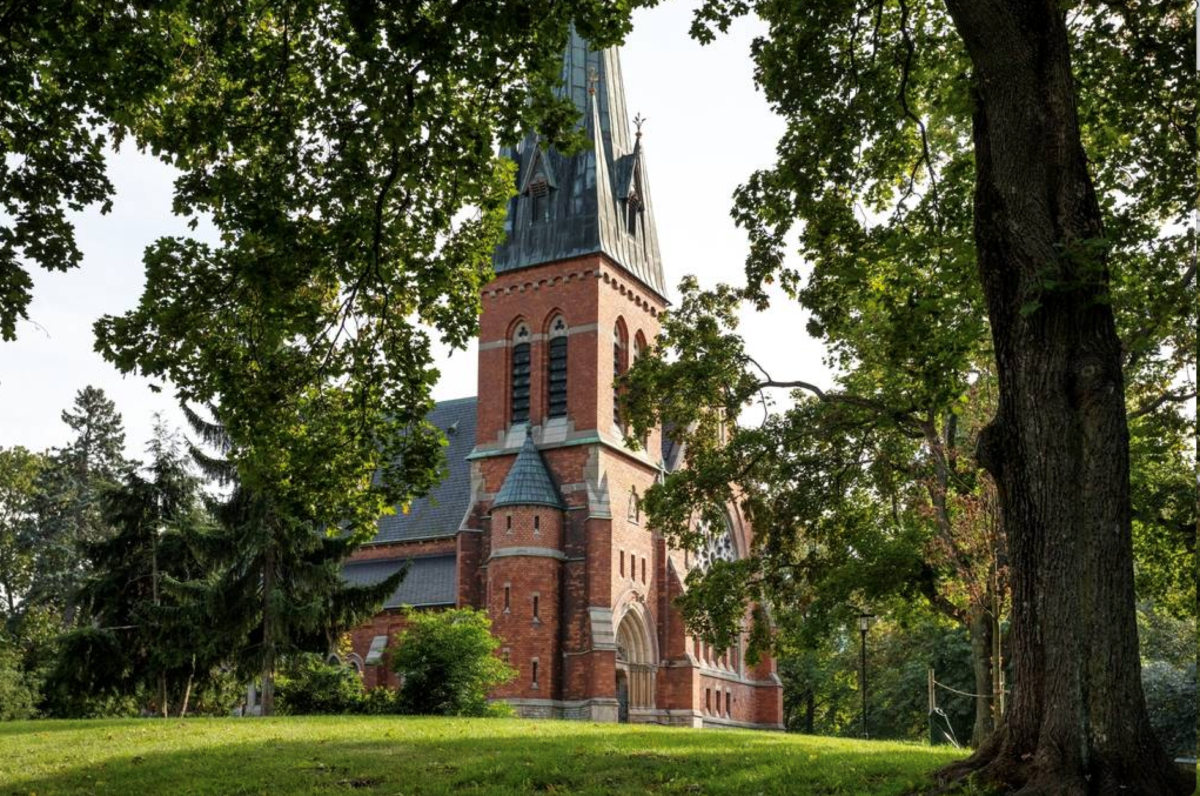 Högst upp i huset med balkong i sydväst