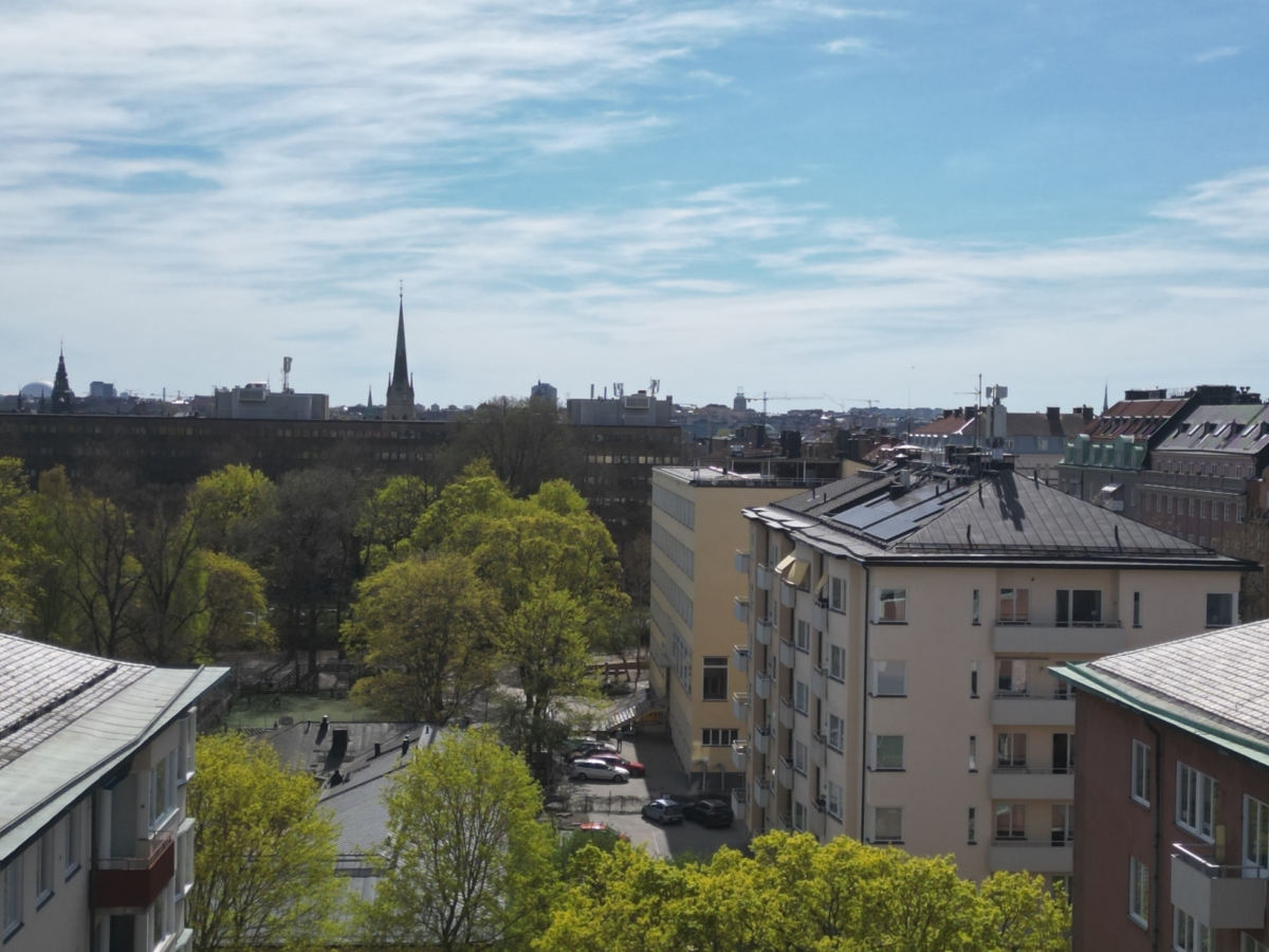 Högst upp i huset med balkong i sydväst
