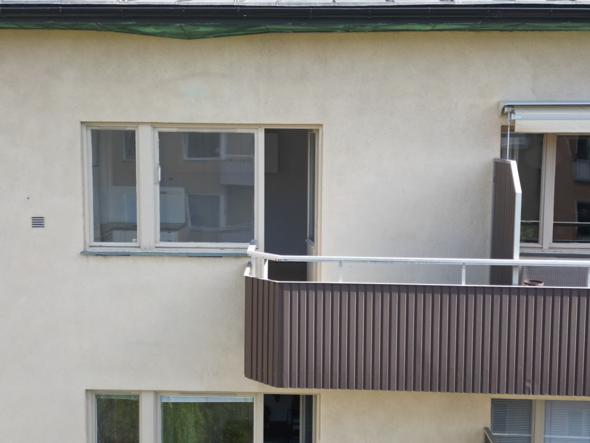 Högst upp i huset med balkong i sydväst
