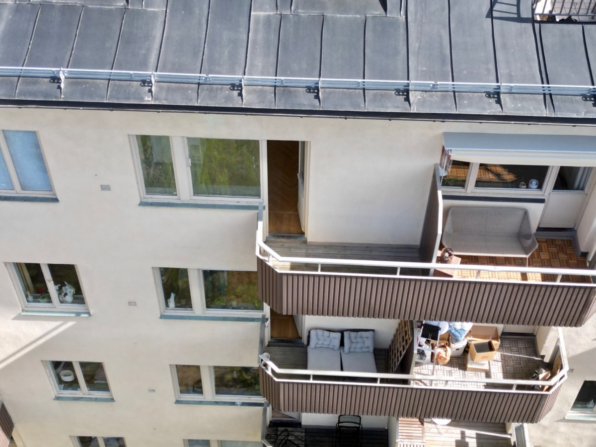 Högst upp i huset med balkong i sydväst