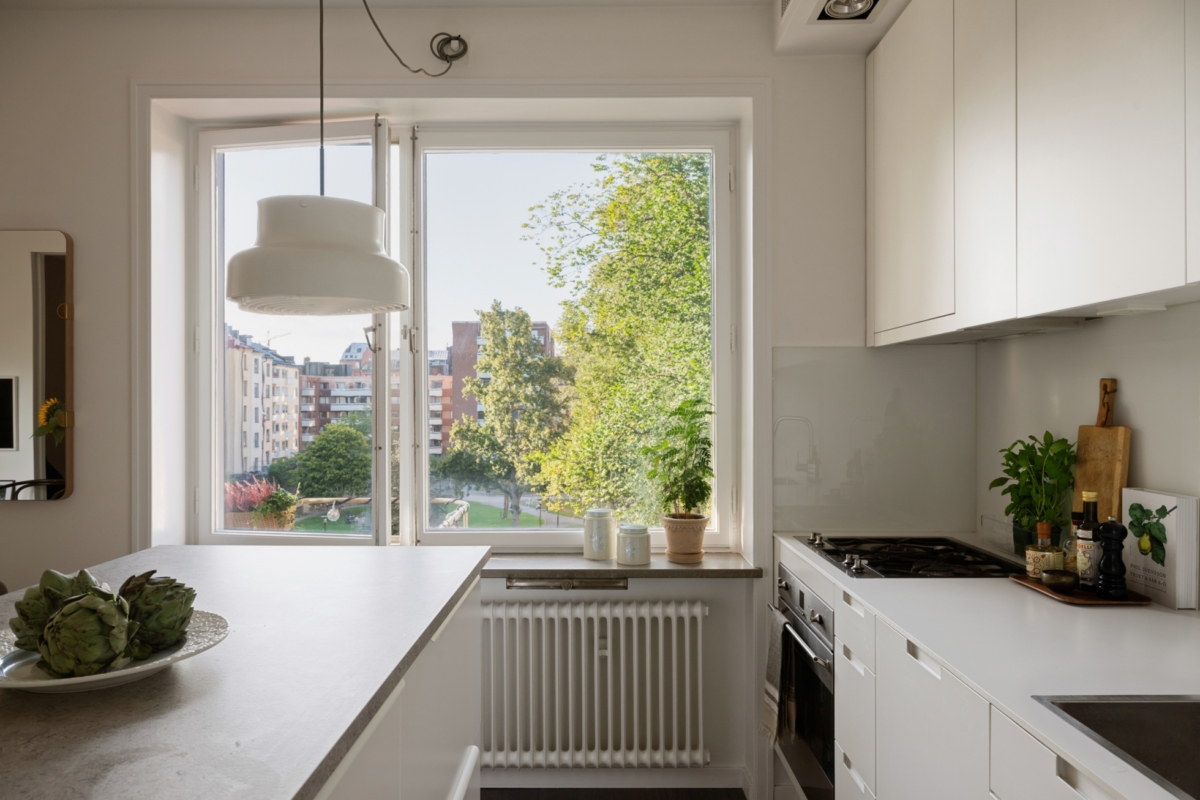 MED BLICKEN ÖVER ENKEHUSPARKENS GRÖNSKA