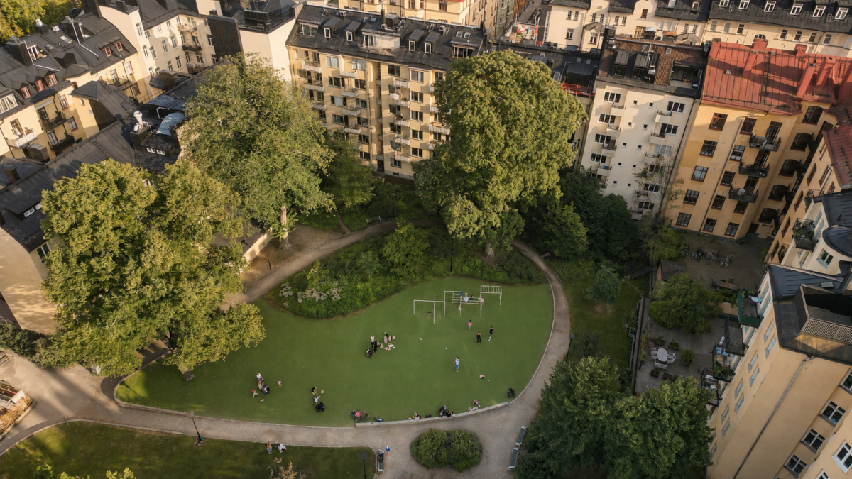 MED BLICKEN ÖVER ENKEHUSPARKENS GRÖNSKA