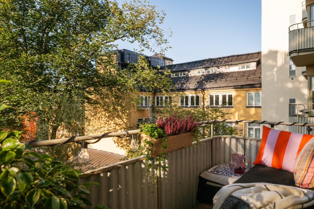 MED BLICKEN ÖVER ENKEHUSPARKENS GRÖNSKA
