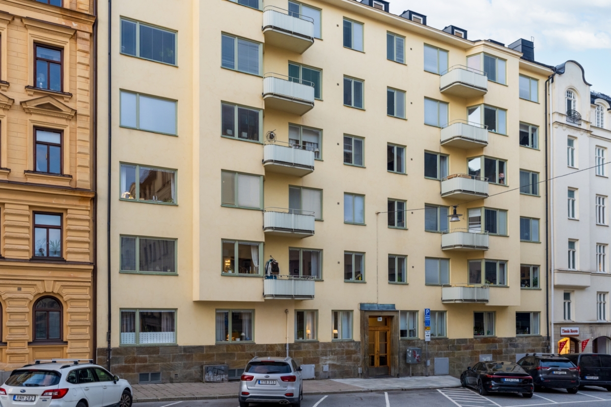 Ett ljust och rofyllt hem med balkong mot Enkehusparkens grönska